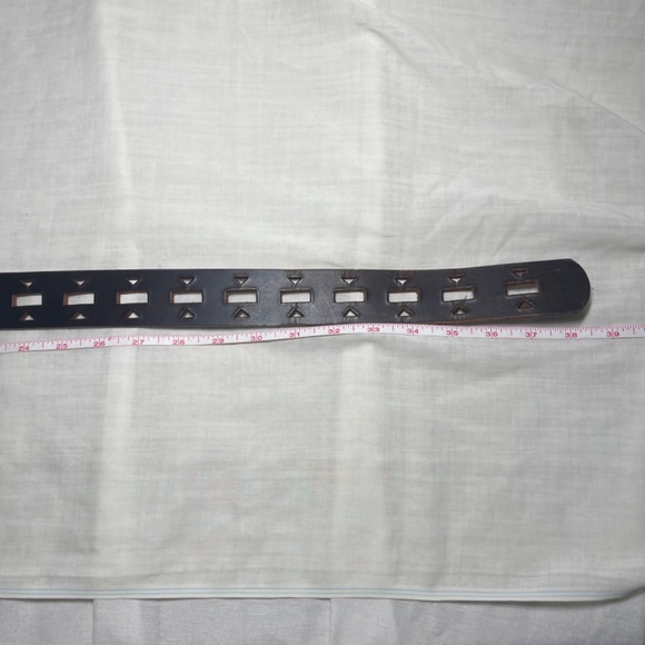 Leather belt. Dark Brown.1.5 in Wide. 38.5 in Long. Unbranded. Geometric Shapes - Picture 5 of 12